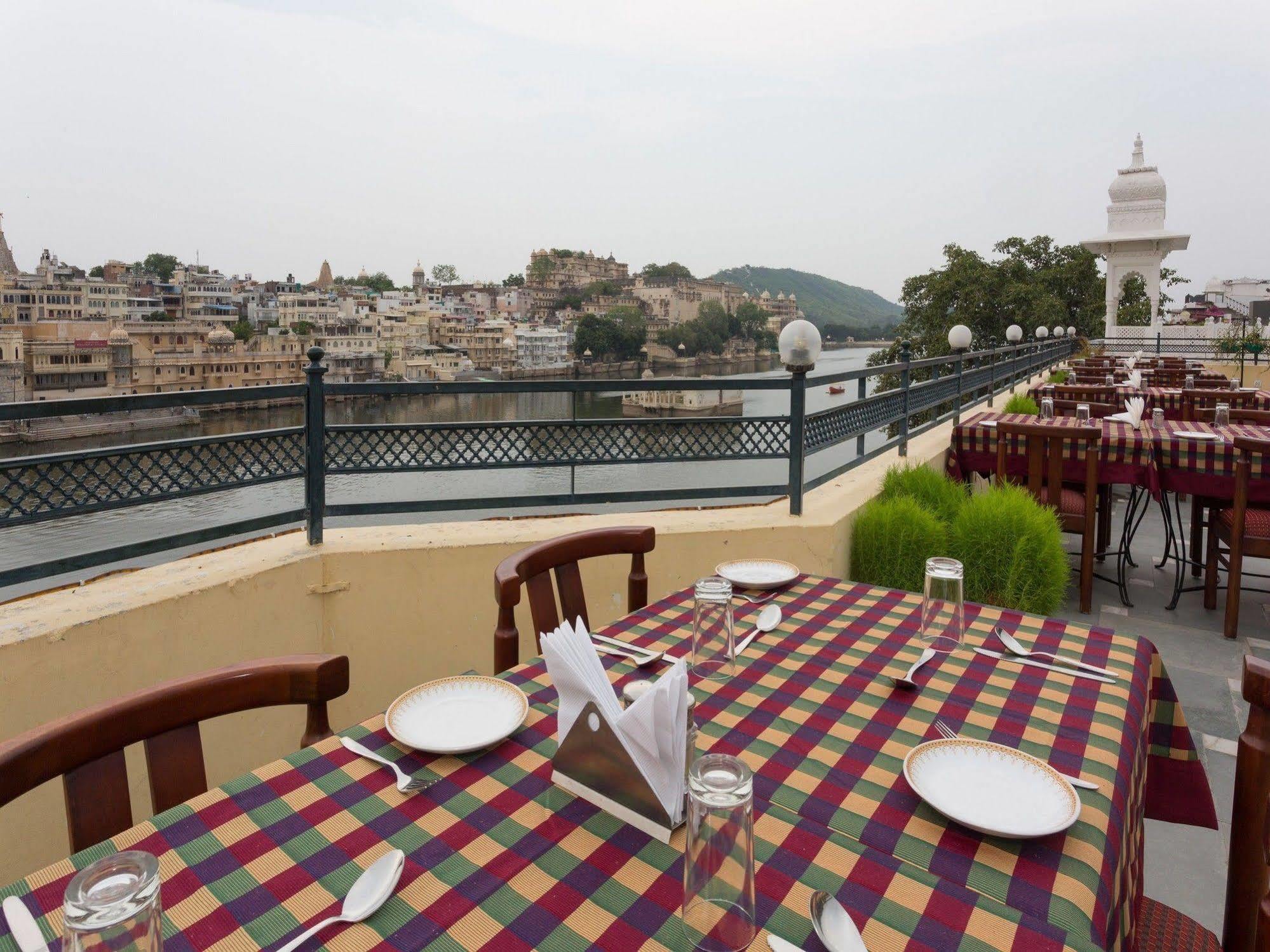 Sarovar - Lake Facing Boutique Hotel On Lake Pichola Ουνταϊπούρ Εξωτερικό φωτογραφία